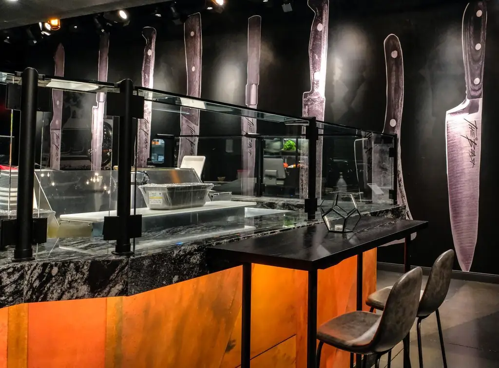 Стена с картинами белого ножа на черной стене в The Beast Тодда Инглиша в Area15 Стена с картинами белого ножа на черной стене в The Beast Тодда Инглиша в Area15