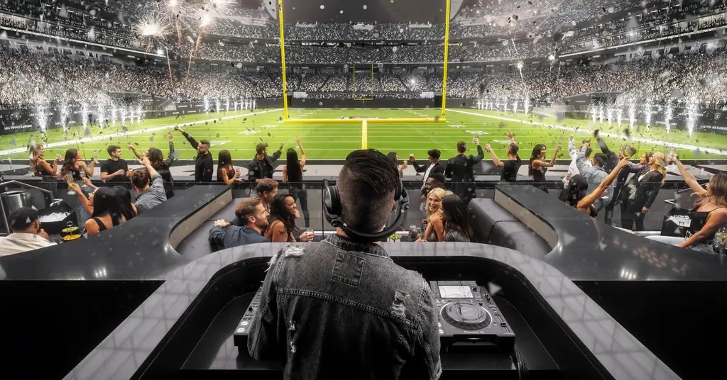 На стадионе Allegiant есть ночной клуб Wynn Field Club в конечной зоне для игр Las Vegas Raiders