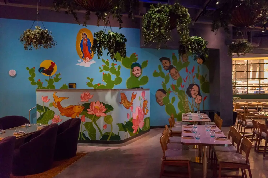 Кабина ди-джея в столовой в Best Friend