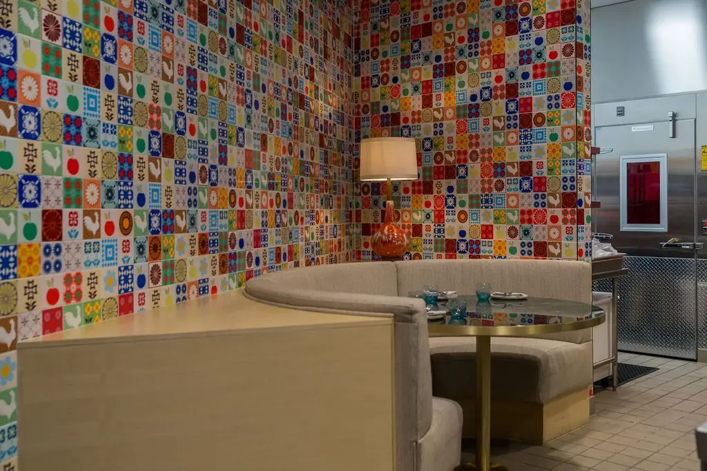 Стол шеф-повара на кухне в Best Friend