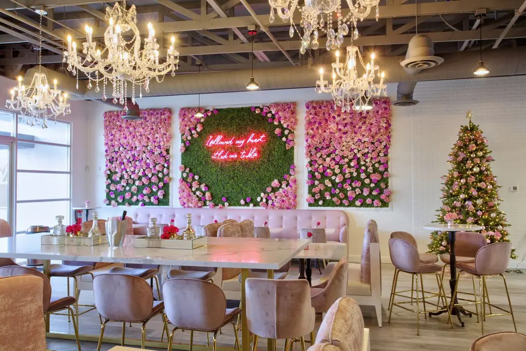 Розовая стена социальных сетей в Cafe Lola Розовая стена социальных сетей в Cafe Lola