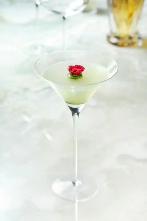 Белый коктейль в бокале для мартини