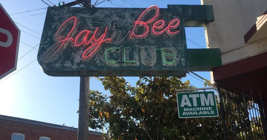 Клуб Jay’n Bee, бар Mission Bar и пиццерия закрыты, а его здание выставлено на продажу