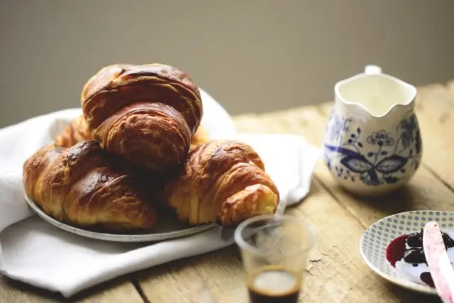 Круассан на тарелке