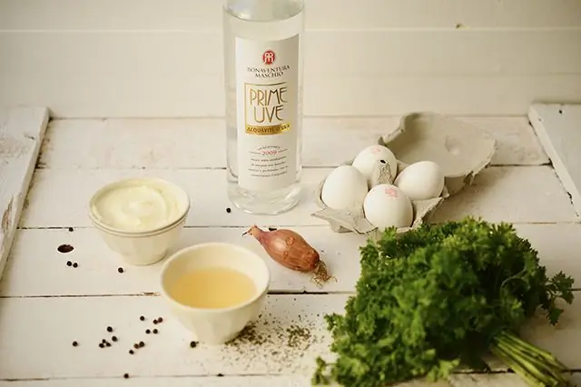 ингредиенты, соус беарнез, сырой виноград, самец