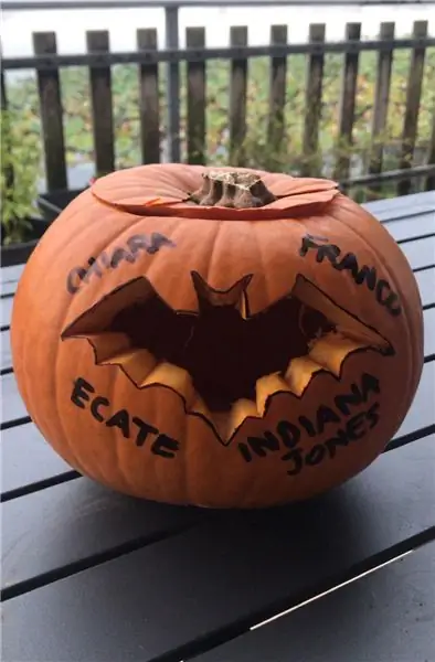 резная тыква на хэллоуин