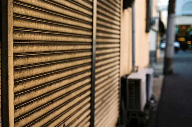 Arquata Scrivia: непроданные бутерброды и круассаны перед баром после 18:00