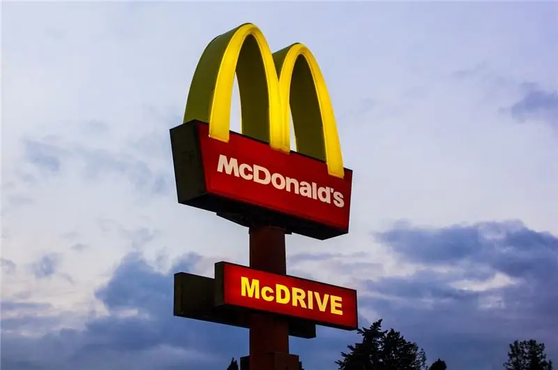 McDonald's в США раздает 10 000 бутербродов, но только если вы сбрили бороду