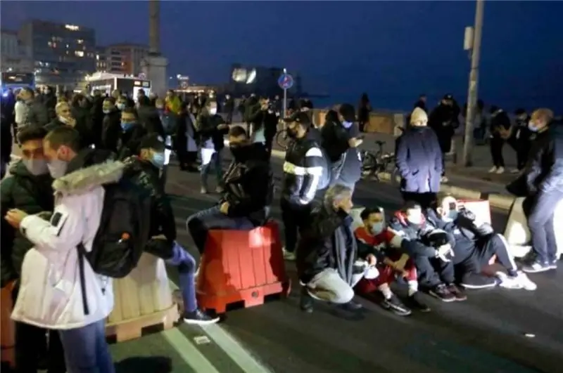 Неаполь, рестораторы против ограничений Винченцо де Луки: они блокируют набережную