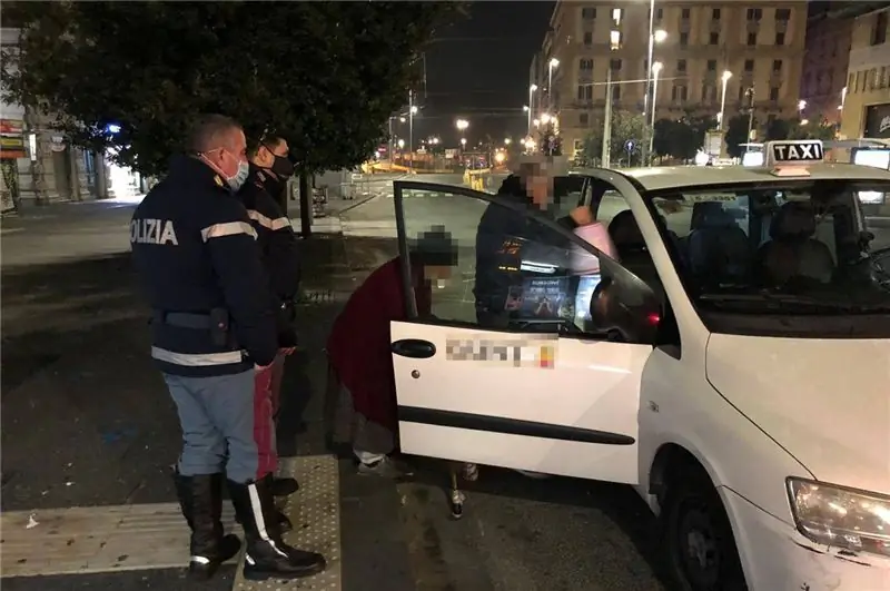Неаполь: ужин в Каритас в канун Рождества, и она опаздывает на автобус, полицейские платят ей такси