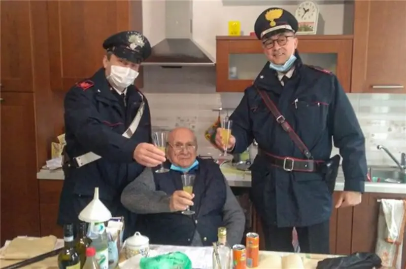 Болонья: пожилые люди зовут карабинеров тосты за кого-то