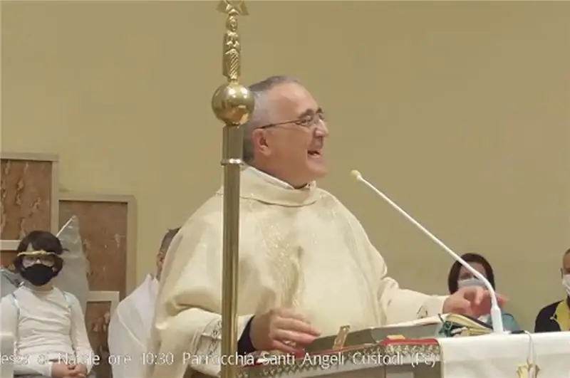 Священник, призвавший выпить вина, госпитализирован из-за Covid