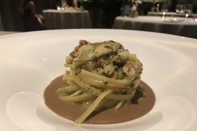 Соус из кальмаров Linguina di Gragnano с ржаным хлебом; Вилла Креспи Соус из кальмаров Linguina di Gragnano с ржаным хлебом; Вилла Креспи