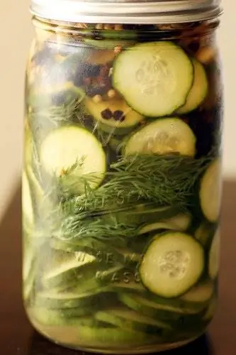 банка маринованных огурцов