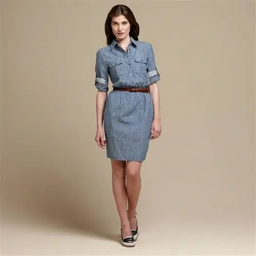 женщина в сером платье