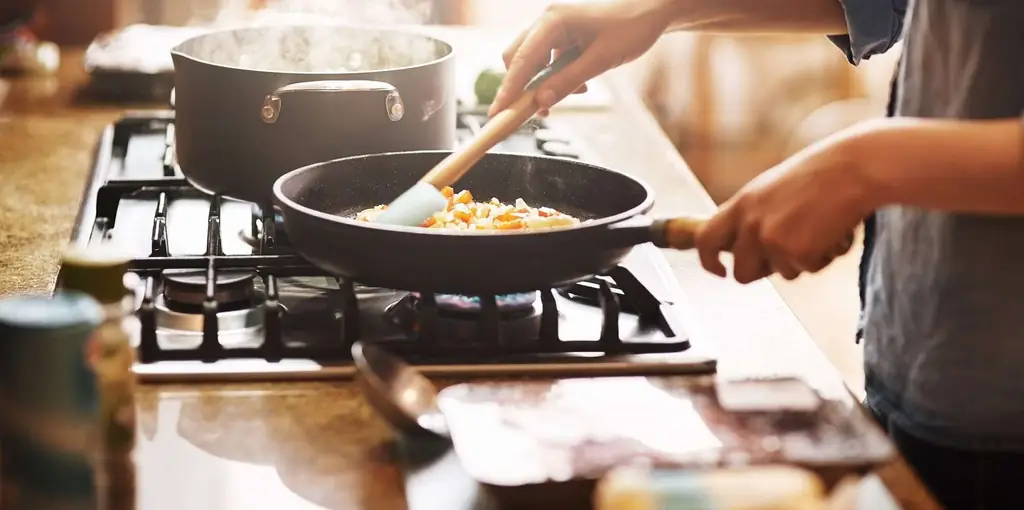 9 простых кухонных привычек, которые сделают вашу готовку лучше