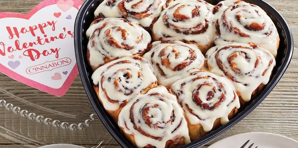 Эта коробка Cinnabon в форме сердца - самая сладкая валентинка, которую вы можете подарить