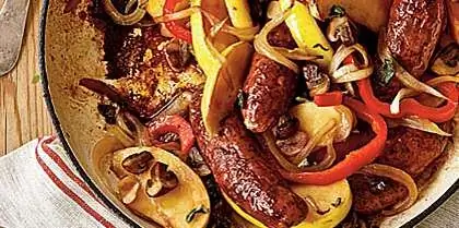 Жареные сосиски с яблоками, луком, & Рецепт с шалфеем