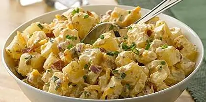 Рецепт картофельного салата с сыром и беконом
