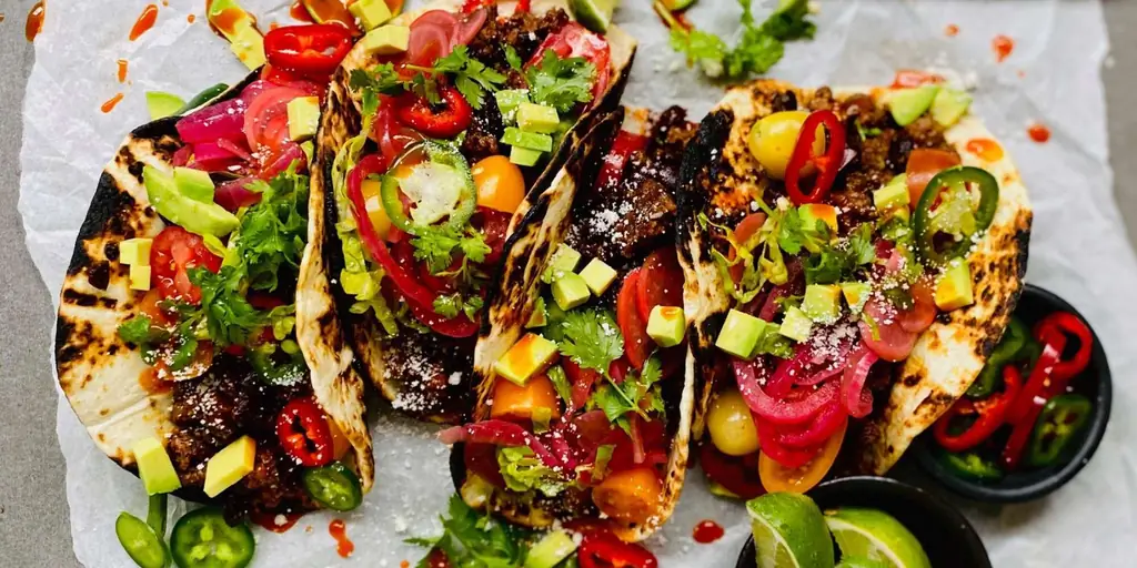 Тако из говядины и черной фасоли с маринованным луком и редисом Рецепт