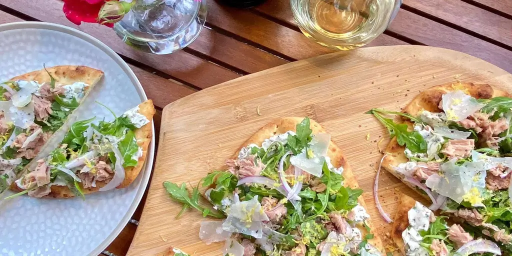 Лепешки из тунца со сливочным сыром с каперсами, рукколой и пармезаном