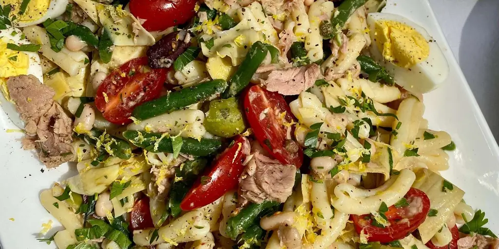 Рецепт салата с макаронами Нисуаз с тунцом