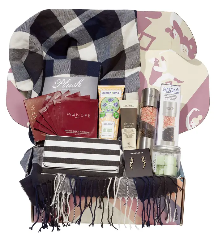 Абонемент FabFitFun с косметическими товарами и шарфом в клетку