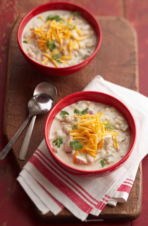 Тушеная курица с белой фасолью