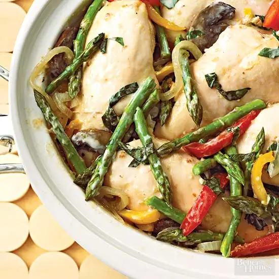 Сливочная курица с овощами и базиликом