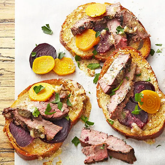 Салат из свеклы с беконом и стейком по-дижонски