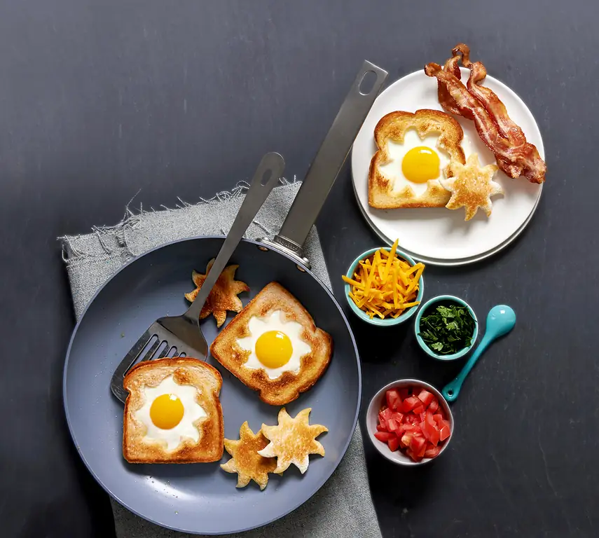 Солнечный тост с беконом и помидорами