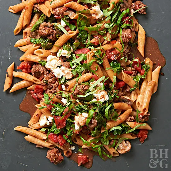 Weeknight Penne с мясным красным соусом и зеленью