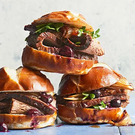 Тушеная с черникой бутерброды с грудинкой