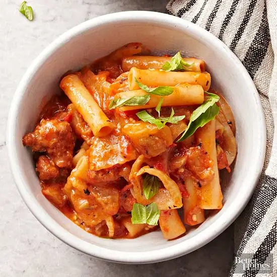 Запеканка из баклажанов, фенхеля и колбасы, запеченная Ziti