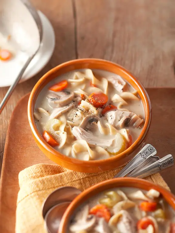 Сливочный куриный суп с лапшой