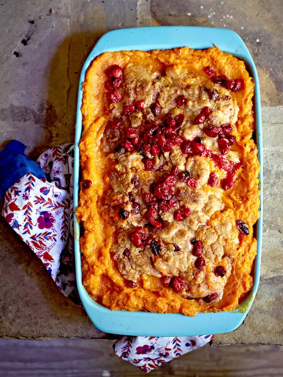 Запеканка из сладкого картофеля с клюквой и зефиром