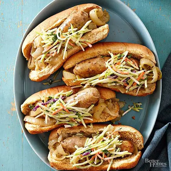 Куриная колбаса с луком и салатом из брокколи