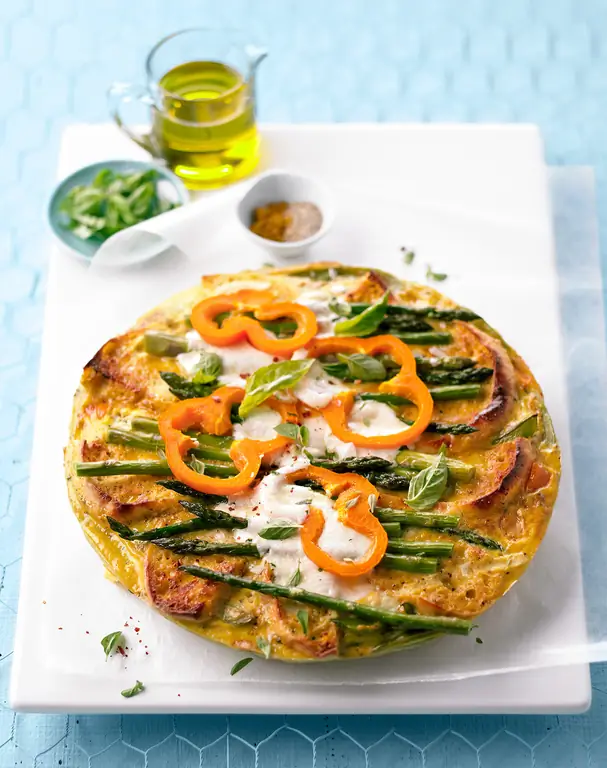 Испечь английский маффин и спаржу