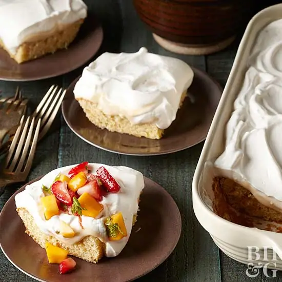 Миндальный пирог Tres Leches с сальсой из клубники и манго