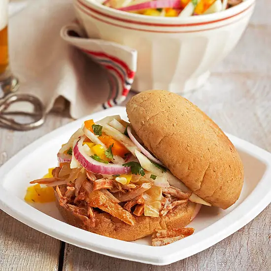 Сэндвичи с тушеной свининой барбекю