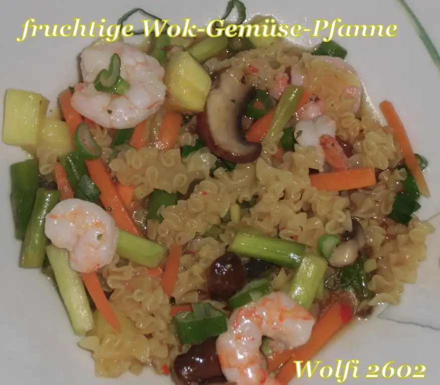 Зеленая спаржа, морковь, грибы, ананас с вок быстрого приготовления