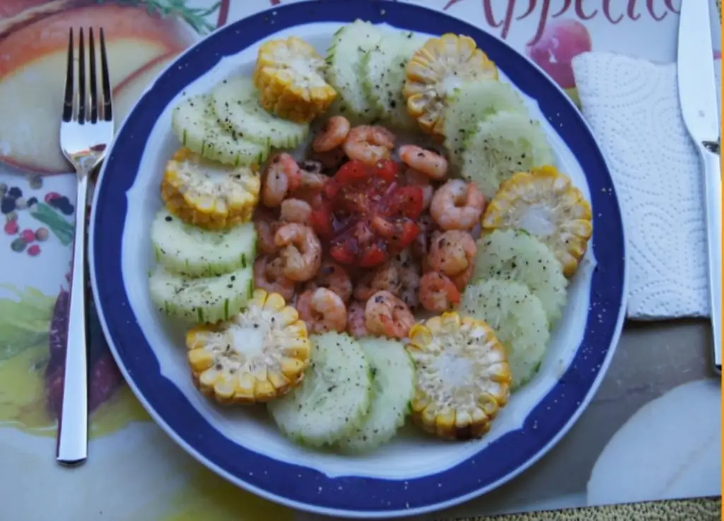 Креветки для вечеринки с кукурузой и огурцом