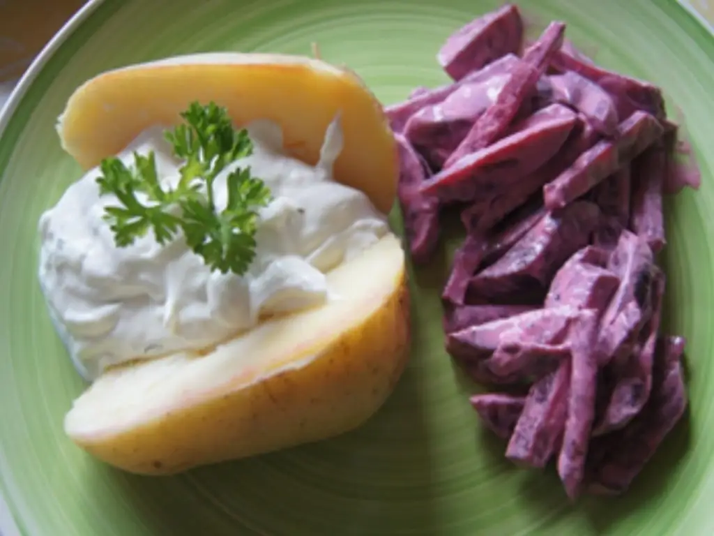 Запеченный картофель со свекольным салатом