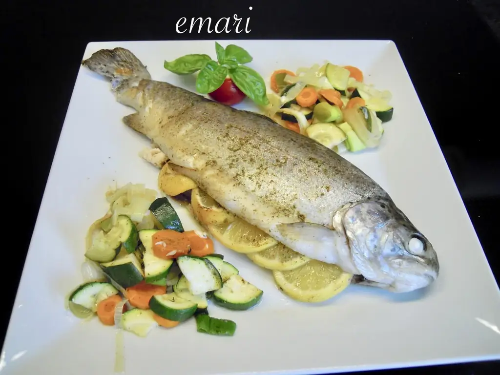 Форель с овощами