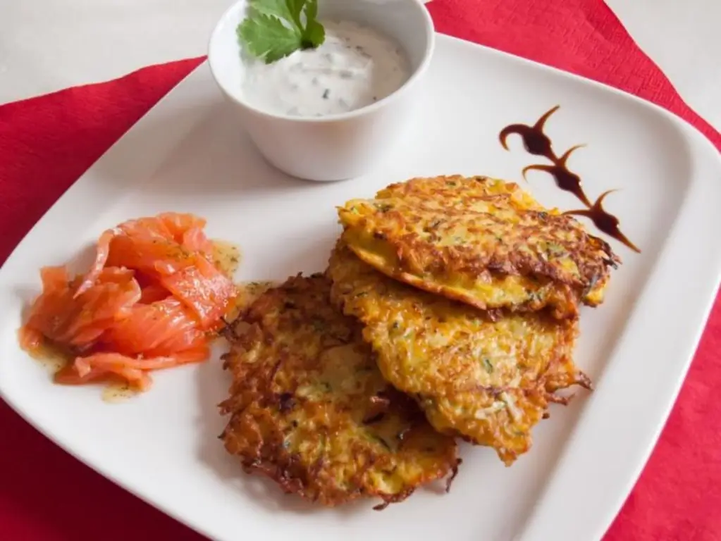 Овощные оладьи с копченым лососем и соусом из трав