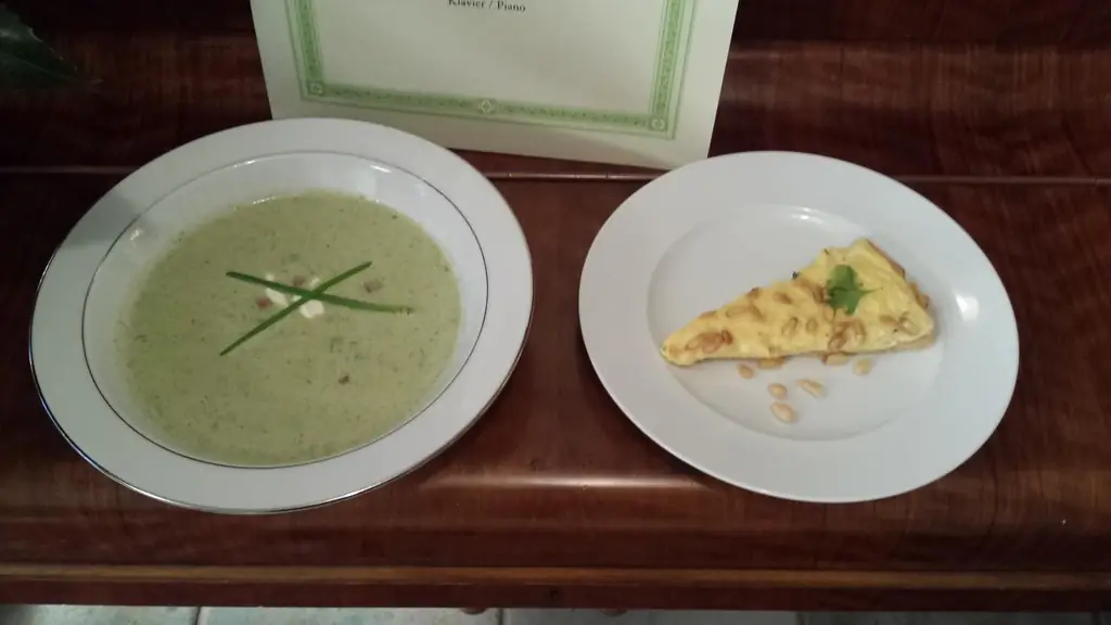 Суп с зеленым луком и открытые сырные тарталетки