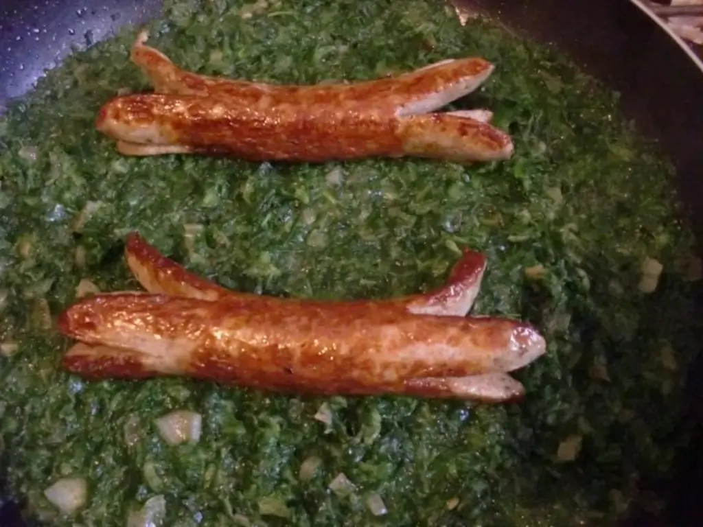 Шпинат с колбасой