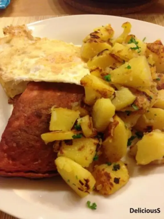 Мясной рулет с жареным картофелем и яичницей