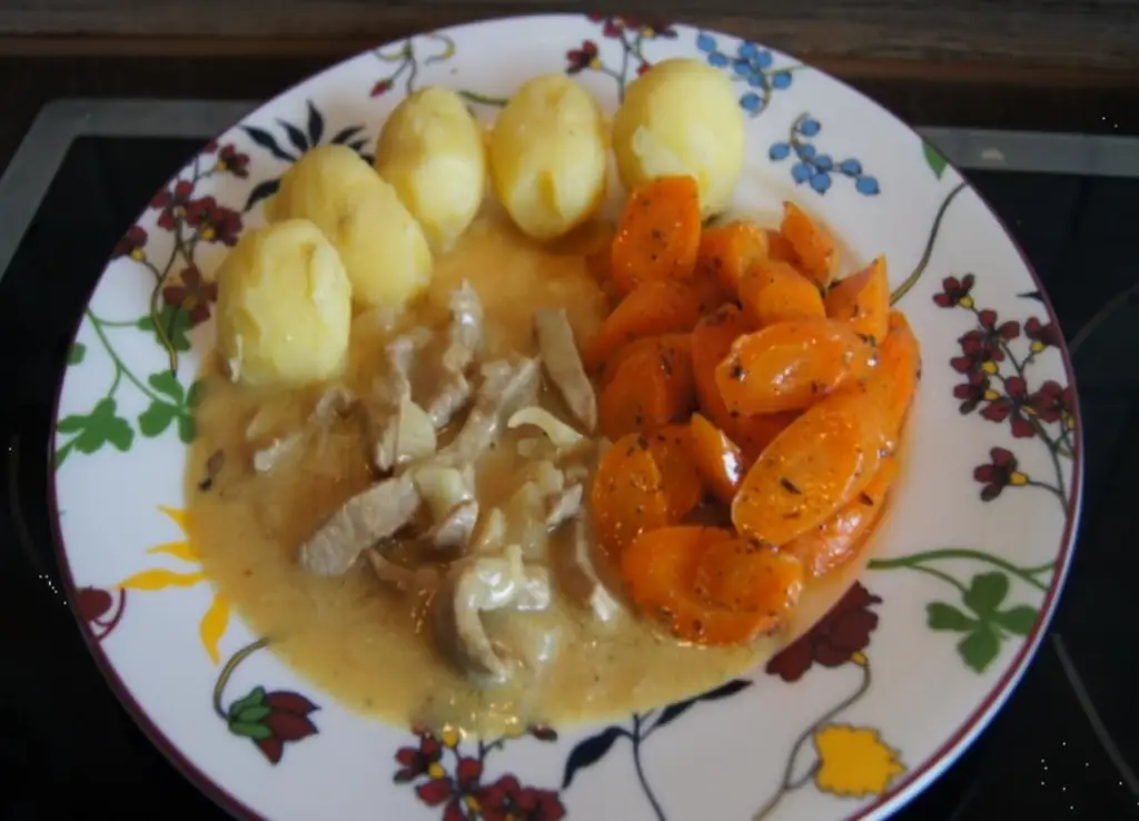 Нарезанная телятина с медовой морковью и картофельными тройками в мундире