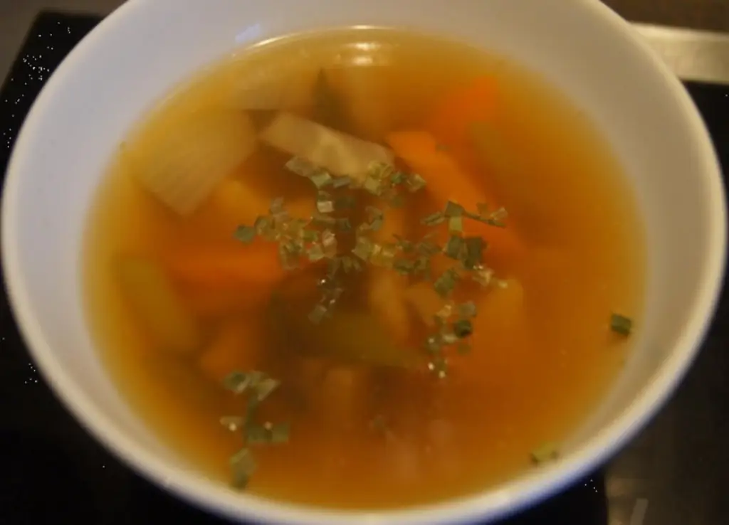 Мясной бульон с овощами